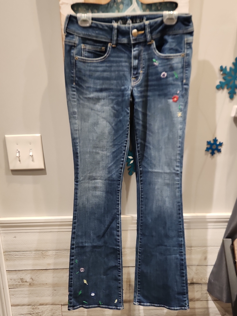 EUC American Eagle Outfitters Blue Flare Jeans w/Floral Embroidery Sz 6 Long